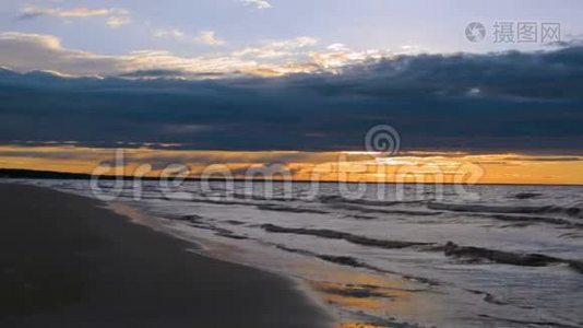 夕阳落在史诗般的雨云后面，五彩缤纷，生机勃勃的海洋黄昏视频