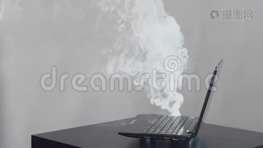 笔记本电脑坏了，抽烟了。 商业概念视频
