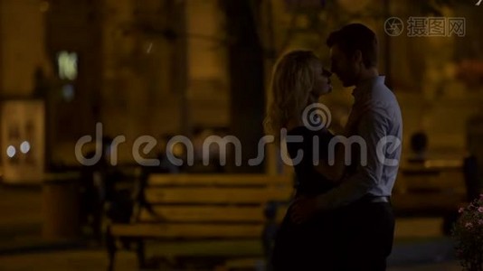 浪漫的情侣晚上在城市公园拥抱和享受约会，爱视频