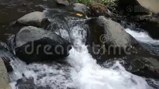 塞默鲁山河水流.视频