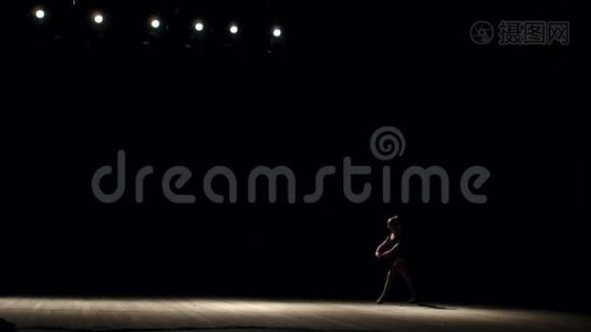 女芭蕾舞演员在舞台上做水平线。视频