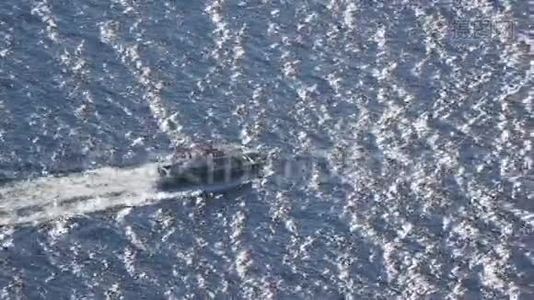 摩托艇驶过港口，载着偷猎者到深海捕鱼点视频