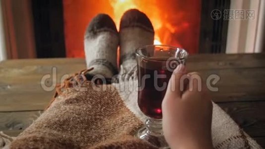 妇女躺在壁炉格子布下喝热茶的慢动作视频视频