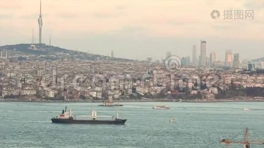 博斯普鲁斯的广泛计划。 船在博斯普鲁斯海峡航行. 土耳其伊斯坦布尔视频