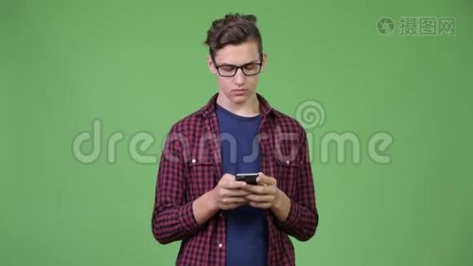 年轻英俊的青少年书呆子用电话视频