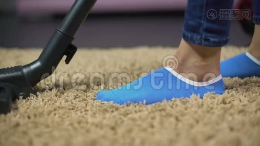 女性吸尘地毯，防止过敏反应，去除地毯上的污垢视频