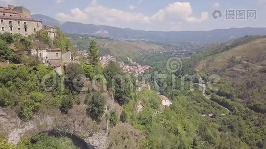意大利莱诺·卡斯特洛山顶废弃村庄的天线视频