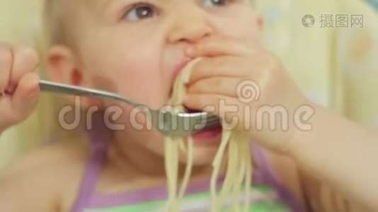 可爱的小女孩用叉子吃肉意大利面视频