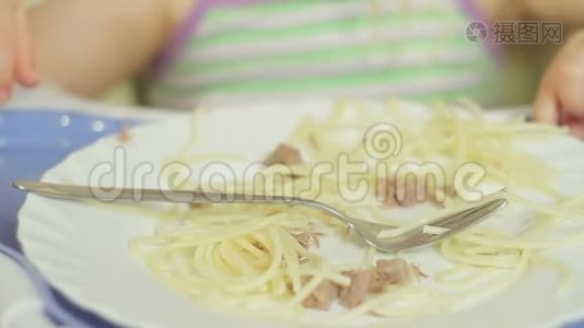 可爱的小女孩用叉子吃肉意大利面视频