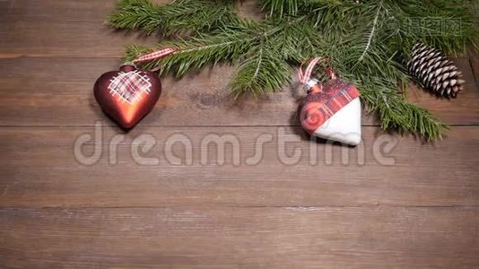 新年和圣诞明信片。落在圣诞树上的雪装饰在木制背景上。俯视图视频