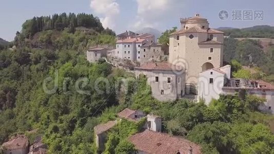 意大利莱诺山顶废弃村庄和桥梁的空中展示视频