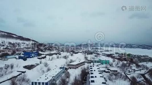 堪察加最大的城市Petropavlosk、火山和城市的鸟瞰图视频