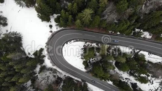 森林景观中汽车在道路上行驶的鸟瞰图。视频