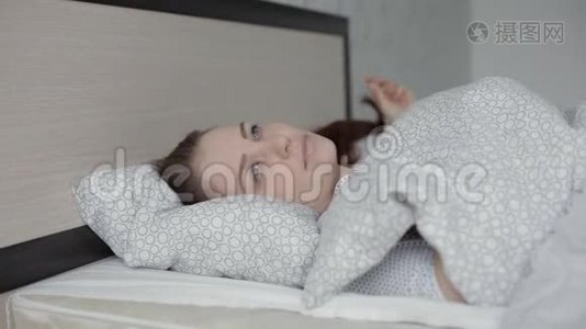 睡眼的年轻女性醒来后伸展身体视频