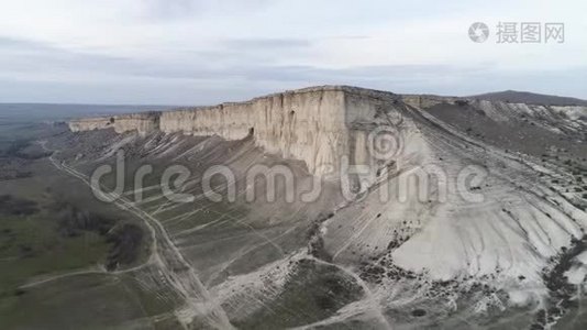 空中为白色岩石的奇妙景观与陡峭的斜坡和一个山谷与绿草。 中枪。 白色石灰石视频