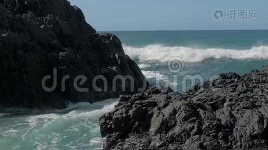 慢镜头大海浪撞击岩石。 海浪拍打着海面上的岩石视频