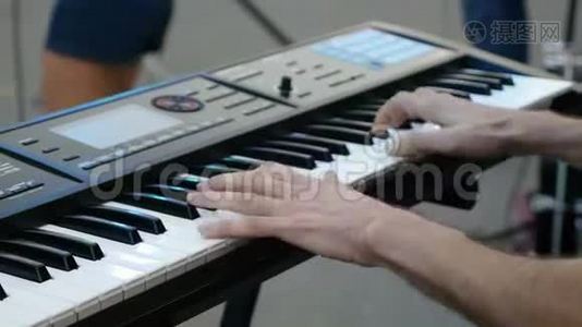 用钢琴键关闭钢琴家的手指。视频