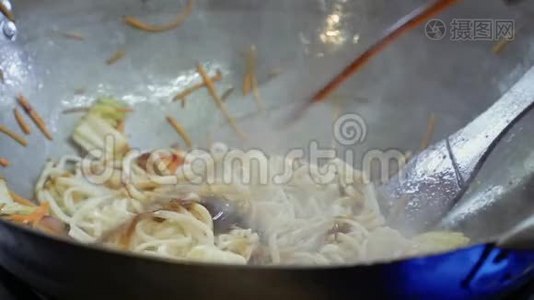 厨师在热锅里的乌顿面条里加入三崎和番茄酱。视频
