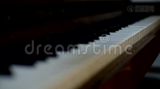 在旧钢琴上弹视频