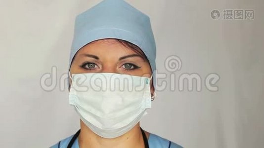 一位女医生，脸上穿着一件长袍，凝视着相机。 摄像机从右移到小车视频