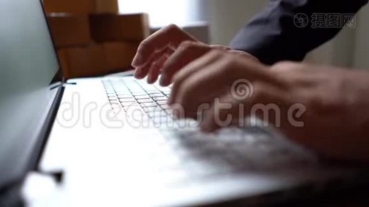 手男子在笔记本电脑上打字，以便在网上工作视频