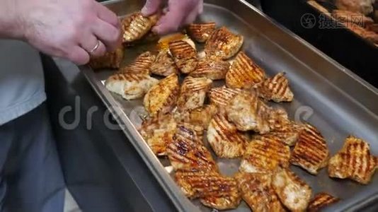 熟食鸡片或火鸡厨师把它放在餐厅厨房的一个大托盘里视频