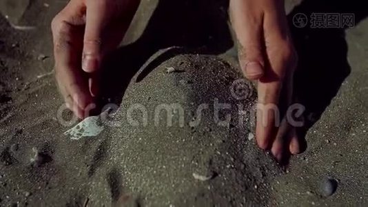 沙子穿过女人的手。关闭ip视频