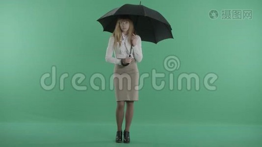 一个红发女孩关上了伞视频