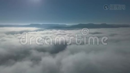 在云层上空飞行。 空中飞行视频