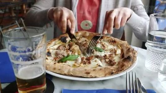 意大利餐馆吃比萨饼的女人剪下阳光耀斑视频