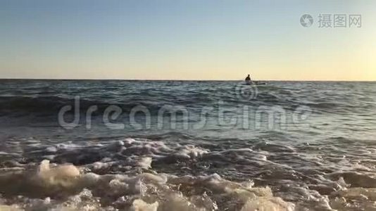 日落时分，运动员站在冲浪板上划桨的侧影视频