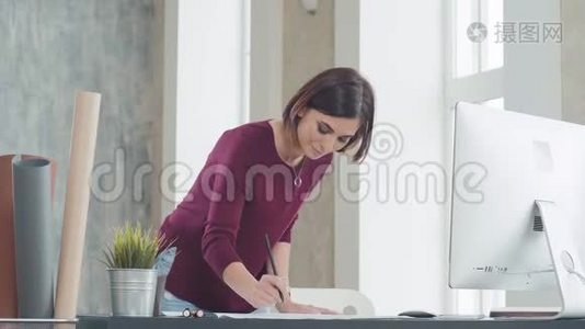 时尚女性，在现代办公室工作，站在桌子前视频