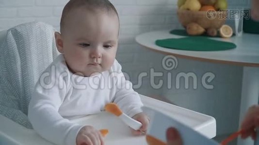 一个可爱的小男孩吃东西的肖像视频