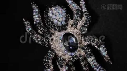 在黑色旋转支架上以蜘蛛的形式出现的胸针.. 高级珠宝。 宏观的。视频