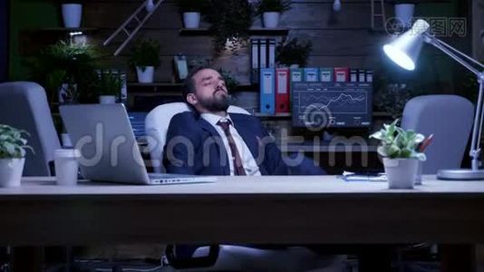 深夜在办公室里一个商人正在睡觉视频