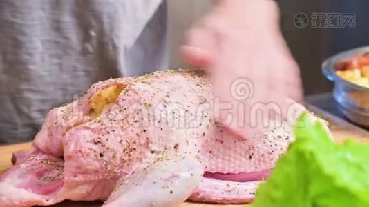 烤鸭或鹅的特写。 用香料和盐洒净生胴体.. 圣诞菜鸭视频