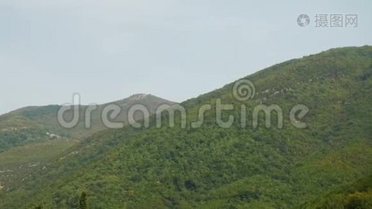 黑山的山和房子视频