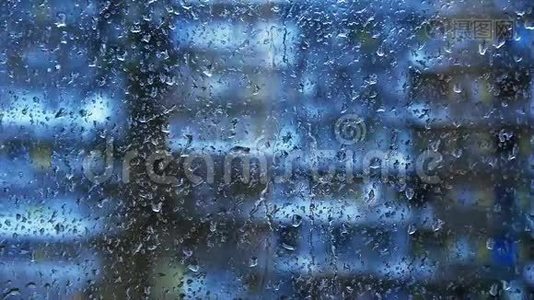 窗玻璃上的雨滴视频