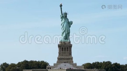 全景观世界著名的自由女神像地标和美国纽约国家纪念碑，从水中观看。视频