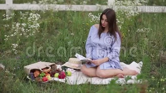 美丽未来妈妈在田里看书.. 她吃水果视频