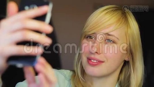 不同眼睛的欧洲金发女孩在电话里自拍视频