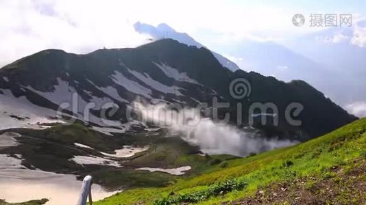 时间推移的云层正在穿过艾卜加岭。 夏天的滑雪坡。 罗萨·库特滑雪场附近的山脉视频