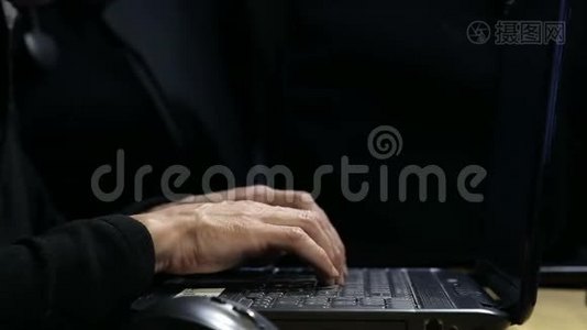 在笔记本电脑键盘上打字的特写人手视频