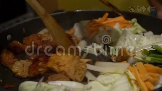 慢动作烹饪达卡比韩国食物。 韩国餐厅厨师视频