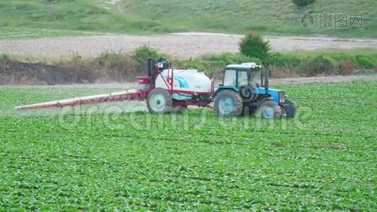 用肥料或化学品喷洒农业植物在工业植物上。视频