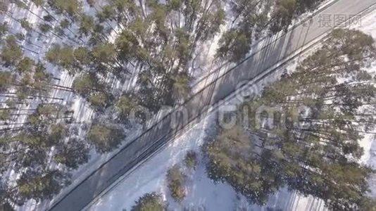 冬天有一辆移动汽车的雪道视频