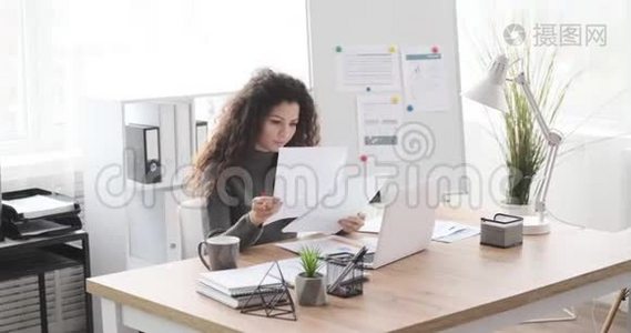 女商人在办公室做文书工作和写笔记视频