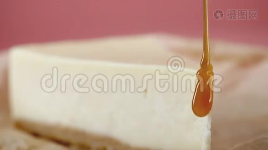 芝士蛋糕的特写镜头是浇上甜酱的。框架。开胃乳酪蛋糕巧妙地用甜焦糖浇水。概念视频