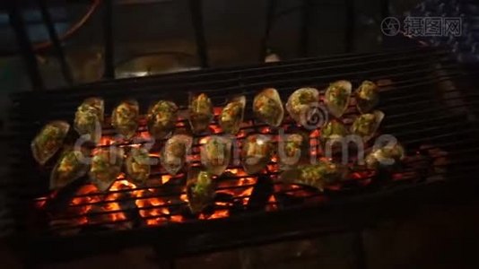 在亚洲夜市的一个烧烤场上烹制海鲜的过程视频