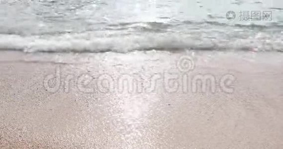 浪流到海滩上。 贝拉在蓝色的海水上起泡。 温暖阳光的小窝里充满咸味的海洋。 安静的度假和休息场所视频